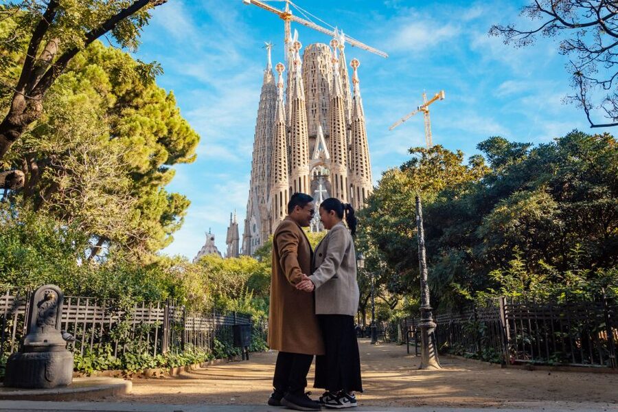 Romantic Photoshoot Experience for Couples in Barcelona - At the Sagrada Familia, expect guidance rather than a formal tour