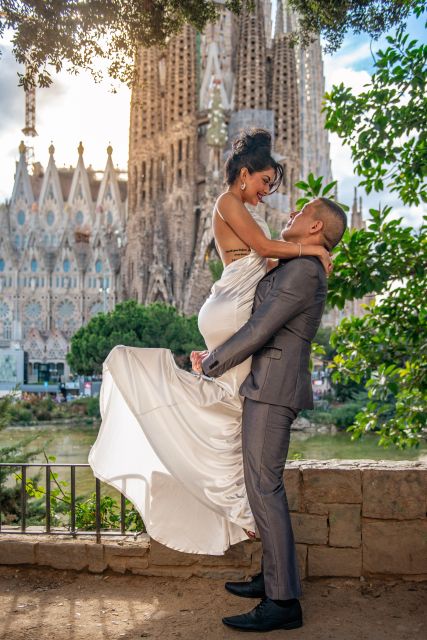 Romantic Photoshoot Experience for Couples in Barcelona - Delivery within 48 hours is practical