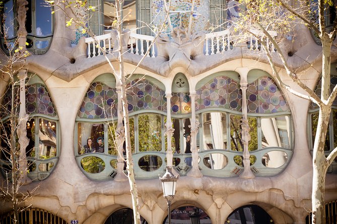 Sagrada Familia and Barcelona Highlights: Private Guided 4-Hour Driving Tour - Two Hours Inside Sagrada Familia