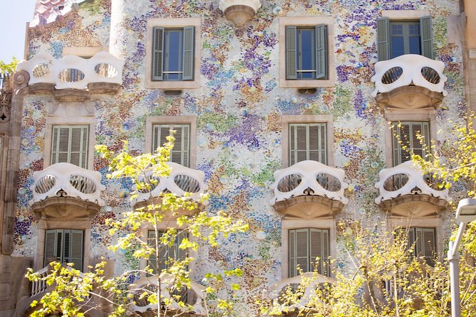 Sagrada Familia and Barcelona Highlights: Private Guided 4-Hour Driving Tour - What Private Transport Adds