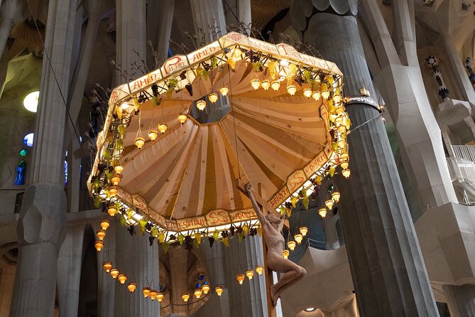 Sagrada Familia and Guell Park Private Tour - Clothing, identification, and weather details