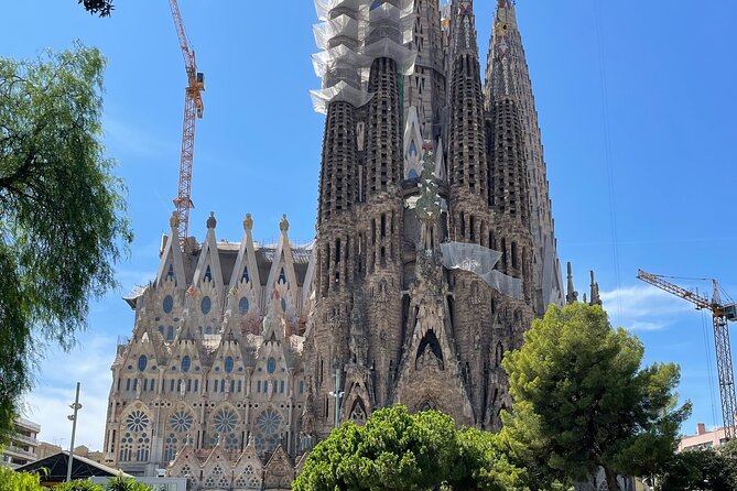 Sagrada Familia and Park Guell Guided Tour with Transport - Moving by minivan to Sagrada Família