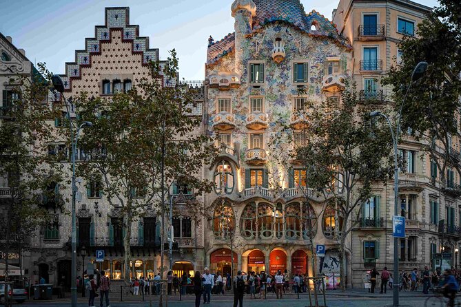 Sagrada Familia & Barcelona Small Group Tour with Hotel Pick-up - A five-hour introduction to Barcelona