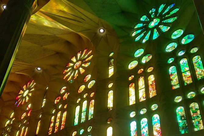 Sagrada Familia English Guided Tour & Optional Tower Access - Inside the basilica: five aisles and Gaudí’s forest of light
