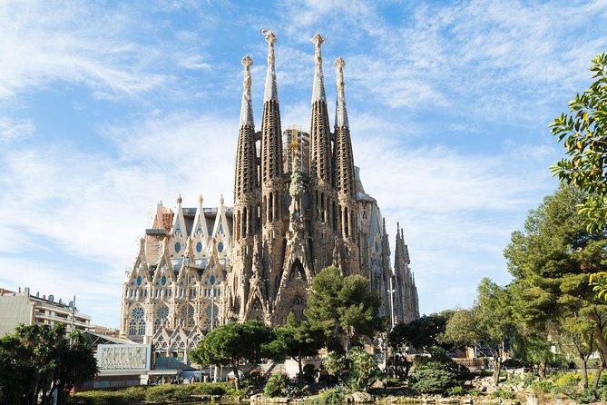 Sagrada Familia English Guided Tour & Optional Tower Access - Who should book this experience