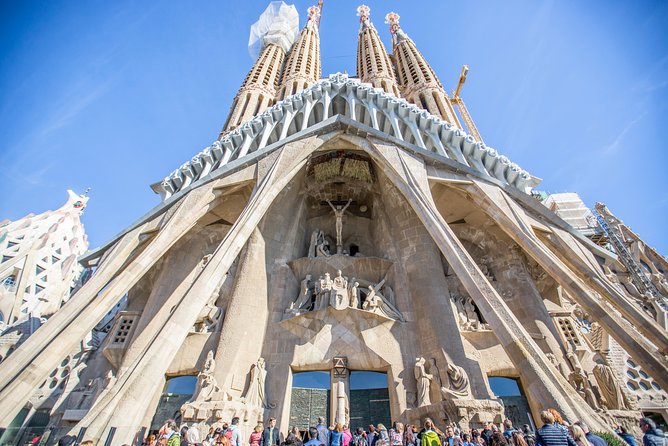 Sagrada Familia Fast Track Guided Tour - Meeting in L’Eixample and entering the basilica
