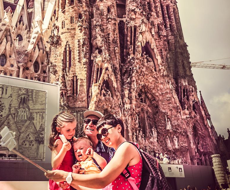 Sagrada Familia & Gaudi Guided Tour Private or Small Groups - What this Gaudí route does well