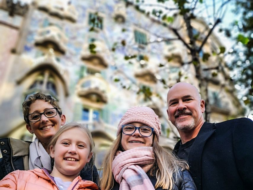 Sagrada Familia & Gaudi Guided Tour Private or Small Groups - Casa Batlló and Casa Milà from the outside