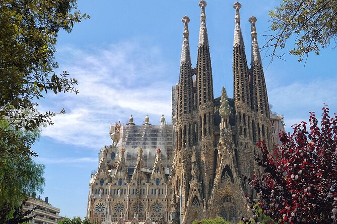 Sagrada Familia Guided Tour & Skip the Line Ticket in Barcelona - Practical timing and meeting advice