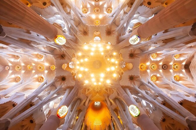 Sagrada Familia guided Tour with a German-Speaking Guide - Group size, equipment, and pace