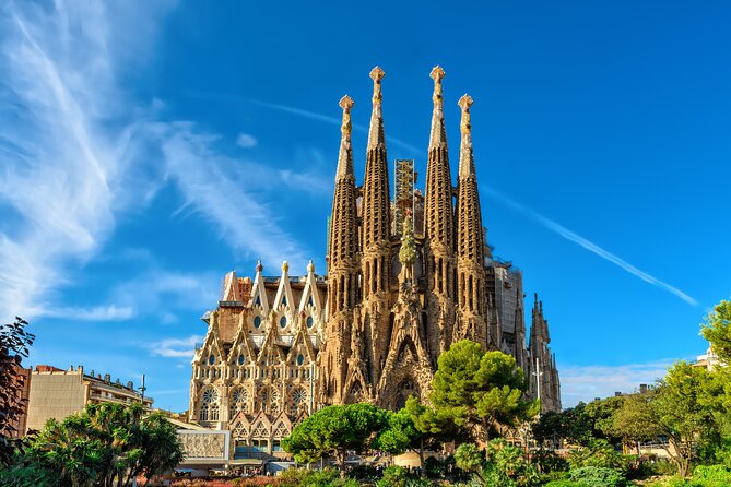 Sagrada Familia Guided Tour with Skip The Line Access - Entering through the timed line