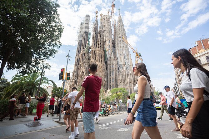 Sagrada Familia Guided Tour with Skip the Line Ticket - Meet near Gaudí Avenue, then enter on time