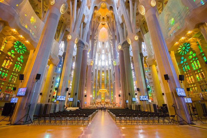 Sagrada Familia Guided Tour with Towers Access - Reading the façades before you enter