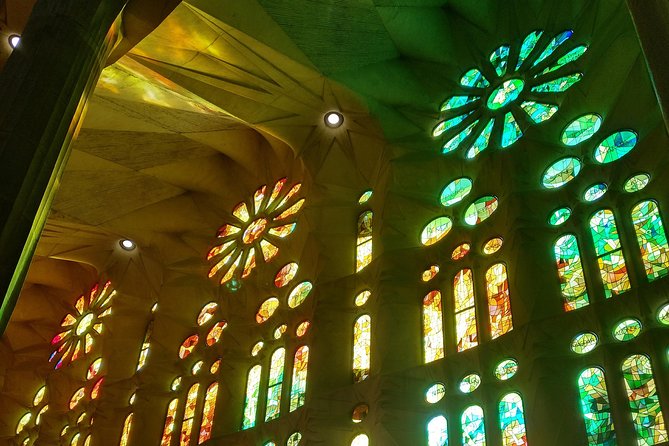 Sagrada Familia Guided Tour with Towers Access - Weather can change the tower plan