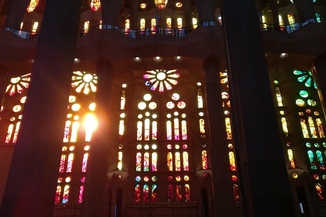 Sagrada Familia Guided Tour with Towers Access - Getting there and handling the meeting point