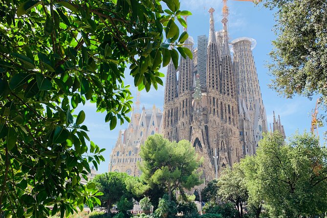 Sagrada Familia & La Pedrera Small Group Tour with Cava Tasting - Starting at La Pedrera and Looking Up