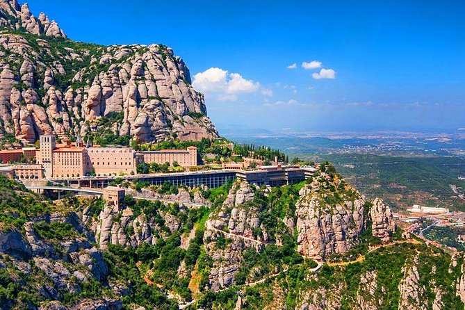Sagrada Familia & Montserrat Private Tour with Hotel pick-up - Starting with Montjuïc and Barcelona’s broad view