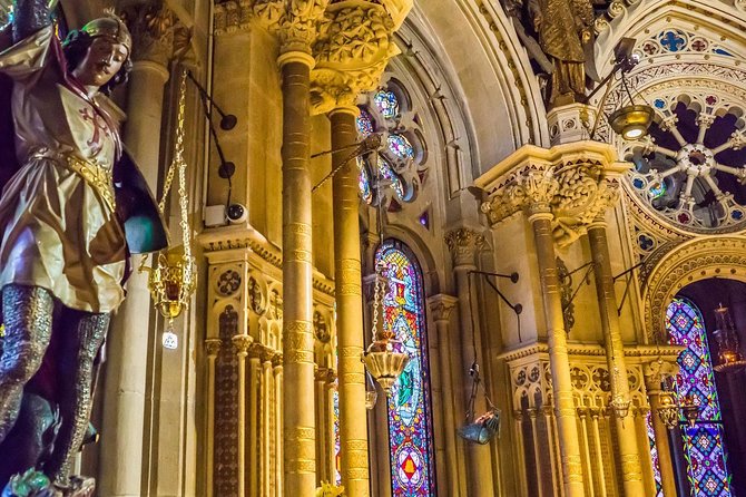 Sagrada Familia & Montserrat Small Group Tour with Hotel pick-up - Short stops in the Gothic Quarter