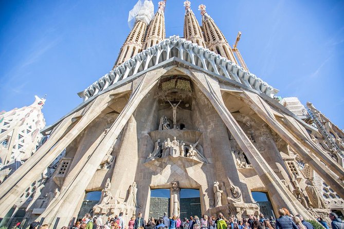 Sagrada Familia & Park Guell Guided Tour with Skip The Line - Park Güell: Gaudí’s garden of curves and mosaics