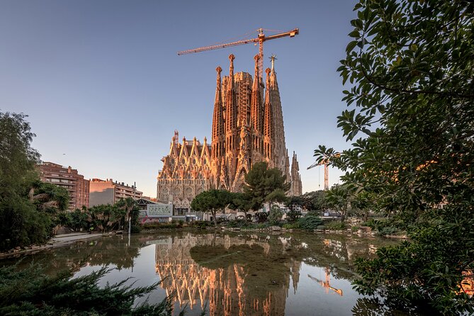 Sagrada Familia Private Tour with Priority Entrance - What guides Jana and Jane bring to the visit