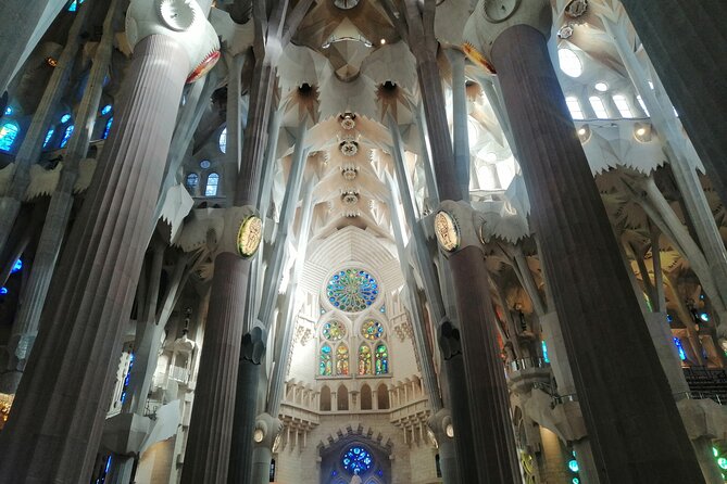 Sagrada Familia Skip The Line Guided Group Tour with Options - The stained glass and central aisle