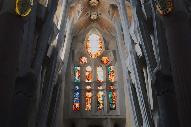 Sagrada Familia Skip the Line Tour Optional Small Group - What the small-group option really means