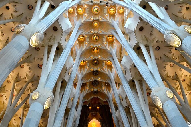 Sagrada Familia Small Group Guided Tour - The 45-minute walk around Gaudí’s facades