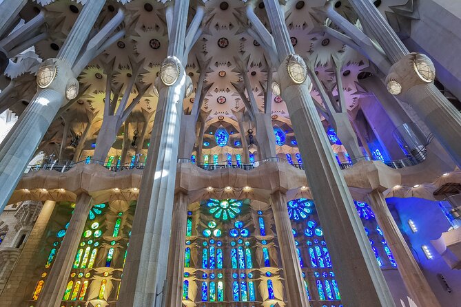 Sagrada Familia Small Group Guided Tour with Skip the Line Ticket - Small group advantages and possible limits
