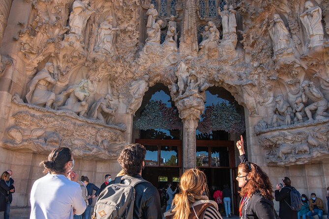 Sagrada Familia Small Group Guided Tour with Skip the Line Ticket - Timing, crowds, and the best light