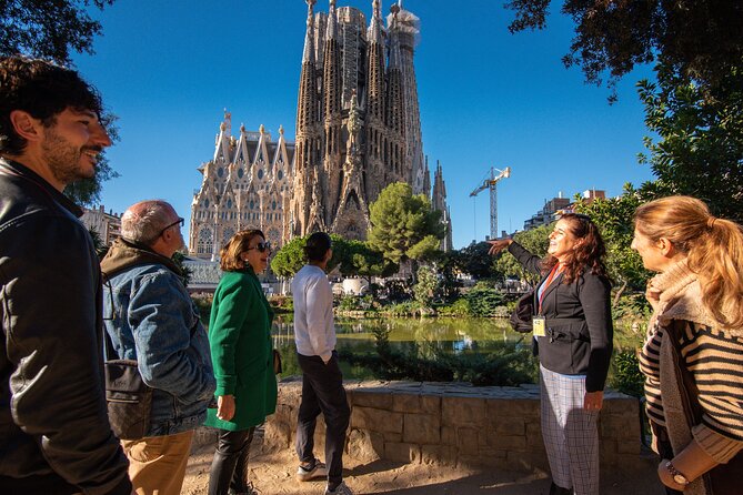 Sagrada Familia Small Group Guided Tour with Skip the Line Ticket - Entering through the crowded Sagrada Familia