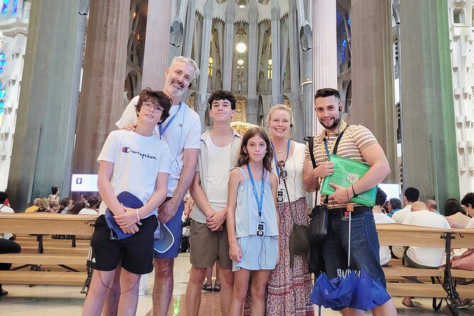 Sagrada Familia: Small Group Tour, hotel pick-up with Fast-Track - Guides who make the building easier to read
