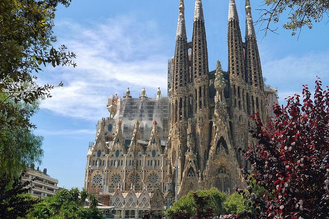 Sagrada Familia Small Group Tour with Skip the Line Ticket - Meeting at Fanal modernista with less stress