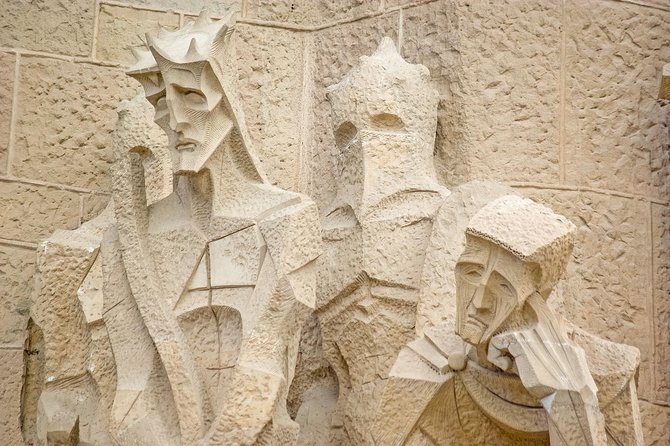 Sagrada Familia Tour with Express Entry and Local Guide - The walk along Gaudí Avenue