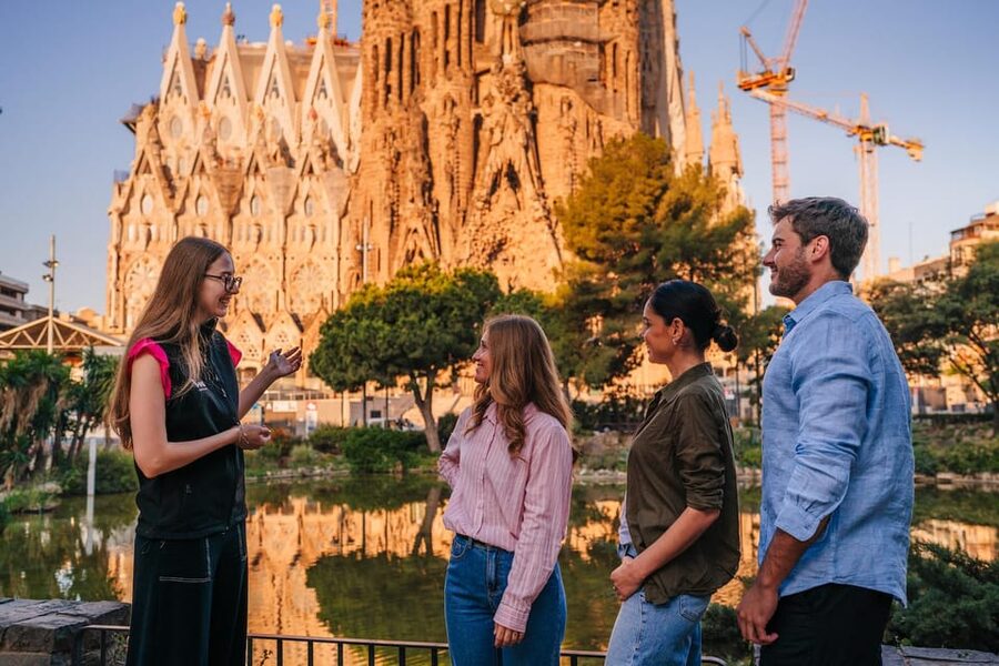 Sagrada Familia with Official Guide & Fast-Track Entry - Key points at a glance