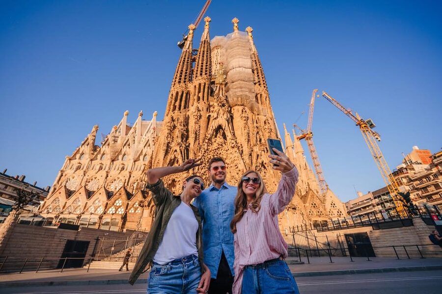 Sagrada Familia with Official Guide & Fast-Track Entry - Meeting at the Sagrada Familia Store