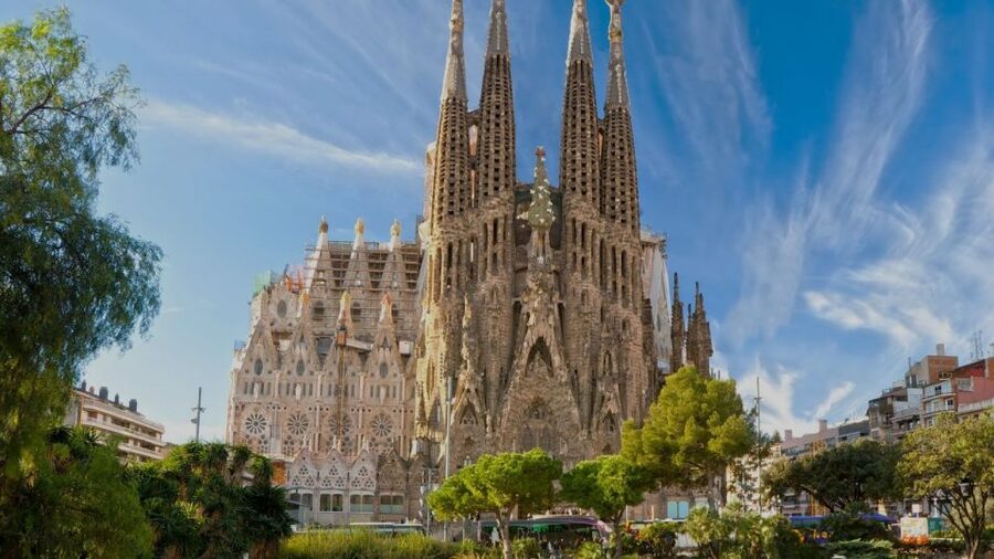 Sailing Experience, Sagrada Familia & Park Guell - Getting Around Between the Main Stops