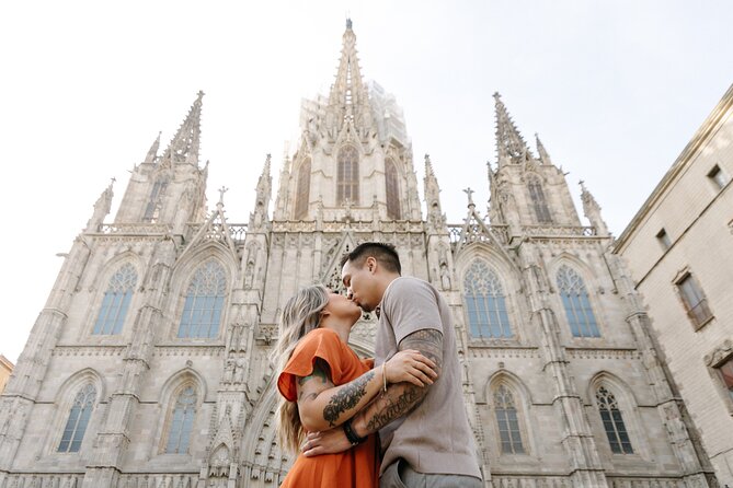 Shine in the Streets of Barcelona: cinematic & candid photos - Key points to know before you book