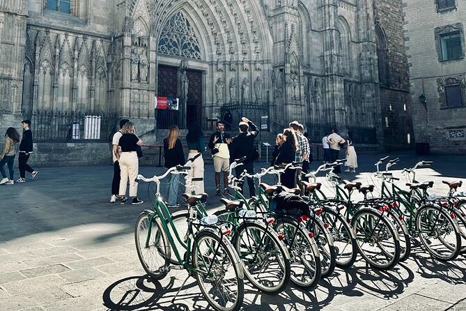 Sightseeing by Bike & Photo Shooting - Ciutadella Park and the Arc de Triomf