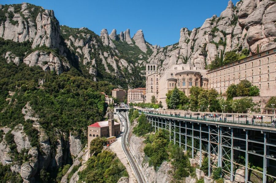Skip-the-Line Barcelona & Montserrat Tour with Pick-up - What this eight-hour Barcelona tour really covers