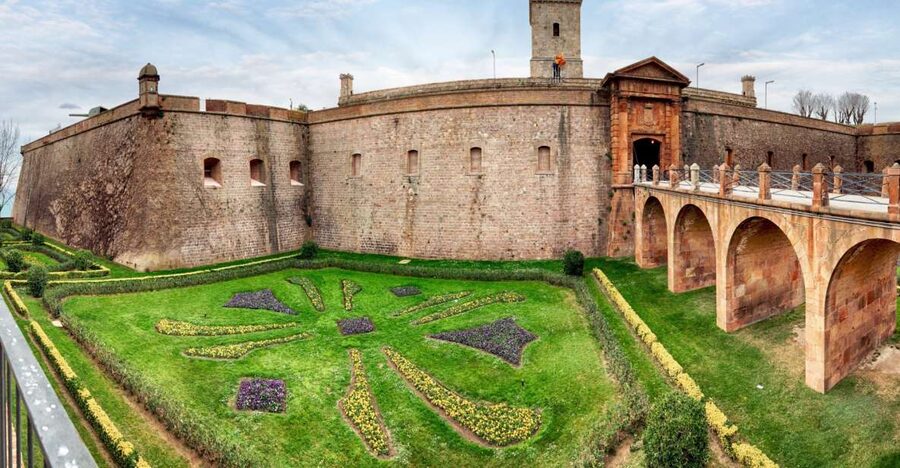 Skip-the-line Montjuïc Castle Tour with a Cable Car Ride - Choosing Between the 2.5-Hour and 3.5-Hour Options