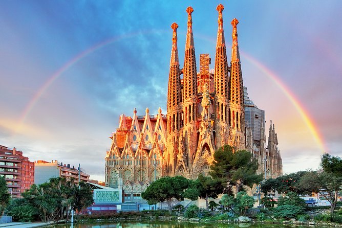 Skip The Line Sagrada Familia Small Group Tour - Meeting near Gaudí Avenue and entering the basilica