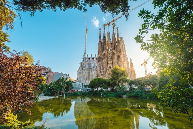 Skip The Line Sagrada Familia Small Group Tour - Timing, languages, and the practical fit