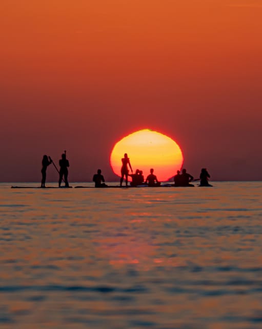 STAND UP PADLE SURF SUNRISE+BREAKFAST+PHOTOS&VIDEOSPRO+GUIDE - Getting equipped at Moana in Barceloneta