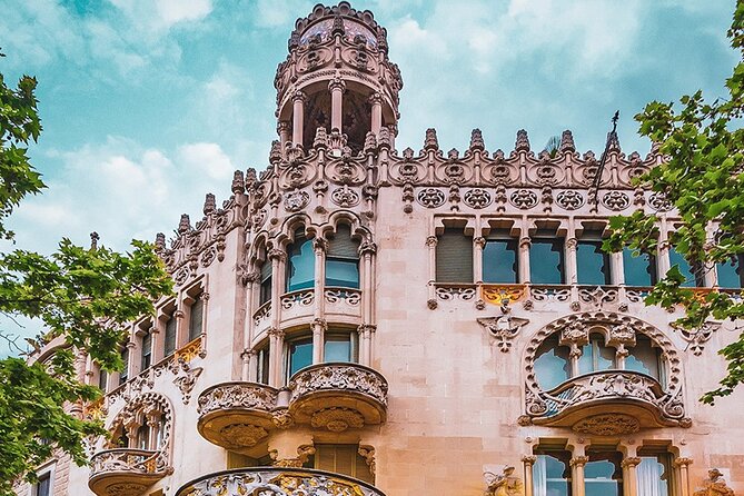 The wonders of architecture 2 hours on foot in Barcelona - Plaça Catalunya and the line between two Barcelonas