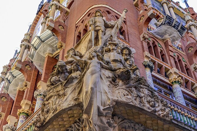 The wonders of architecture 2 hours on foot in Barcelona - Casa Lleó i Morera and the Apple of Discord