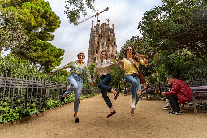 Tour Welcome Barcelona with Local Guide in Eco Tuk Tuk Private - From Monumental to Sagrada Família