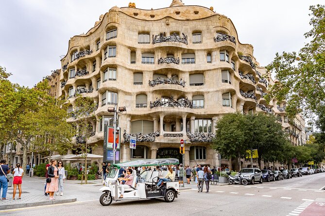 Tour Welcome Barcelona with Local Guide in Eco Tuk Tuk Private - Plaça de Catalunya and the city’s central meeting point