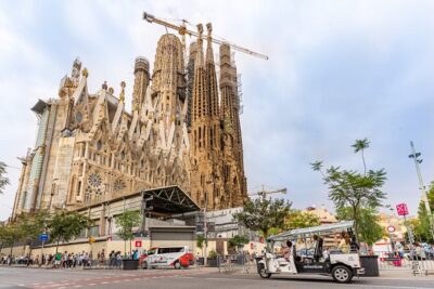 Tour Welcome Barcelona with Local Guide in Eco Tuk Tuk Private