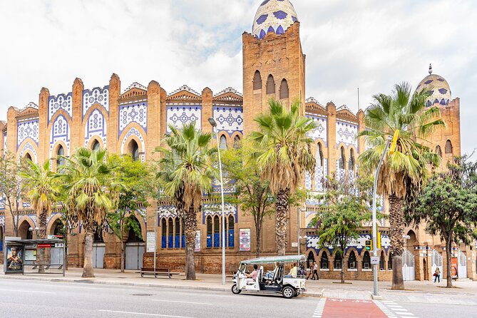 Tour Welcome Barcelona with Local Guide in Eco Tuk Tuk Private - Plaça d’Espanya and ten minutes on Montjuïc