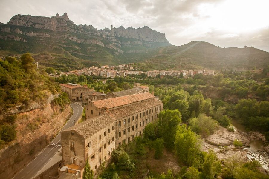 Trans Montserrat: Return Ticket and Audiovisual Exhibit - Picking up the ticket in Plaça Catalunya